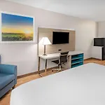 Days Inn & Suites By Wyndham San Antonio Near Frost Bank Center